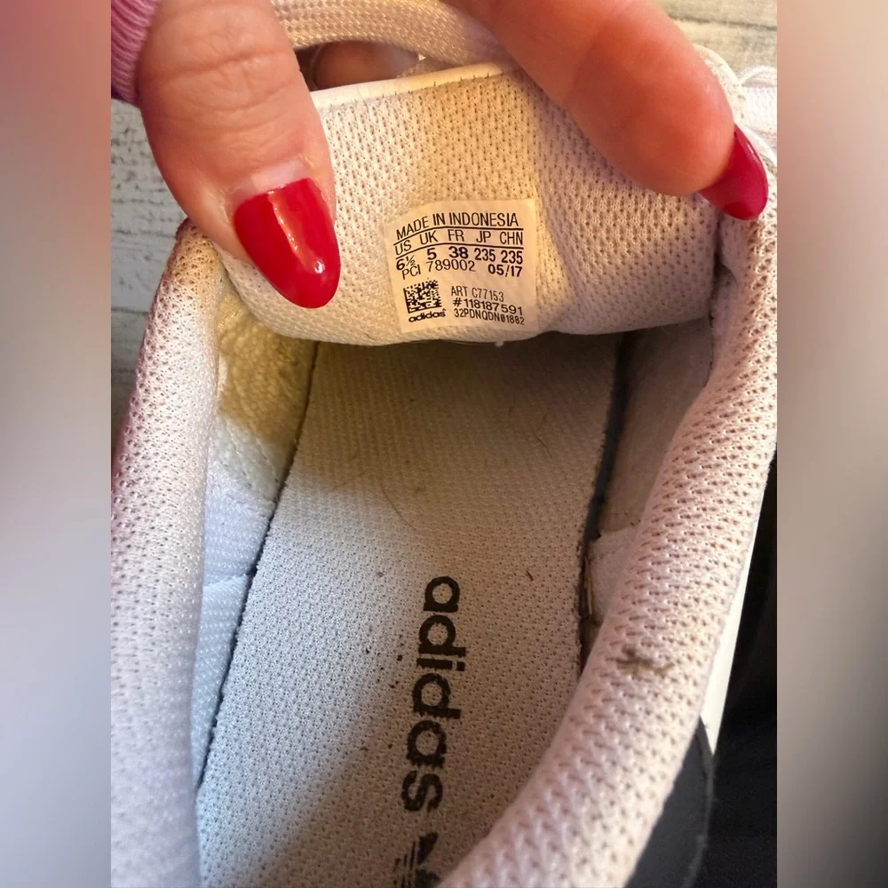 Adidas superstars in white and black - Picture 6 of 6